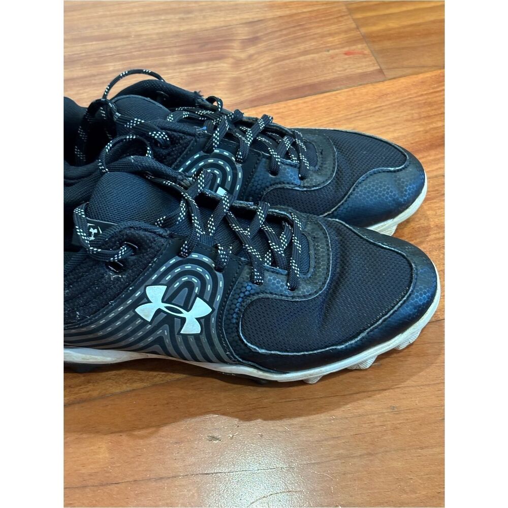 Under Armour Black and White Athletic Trainers cleats size 8.5